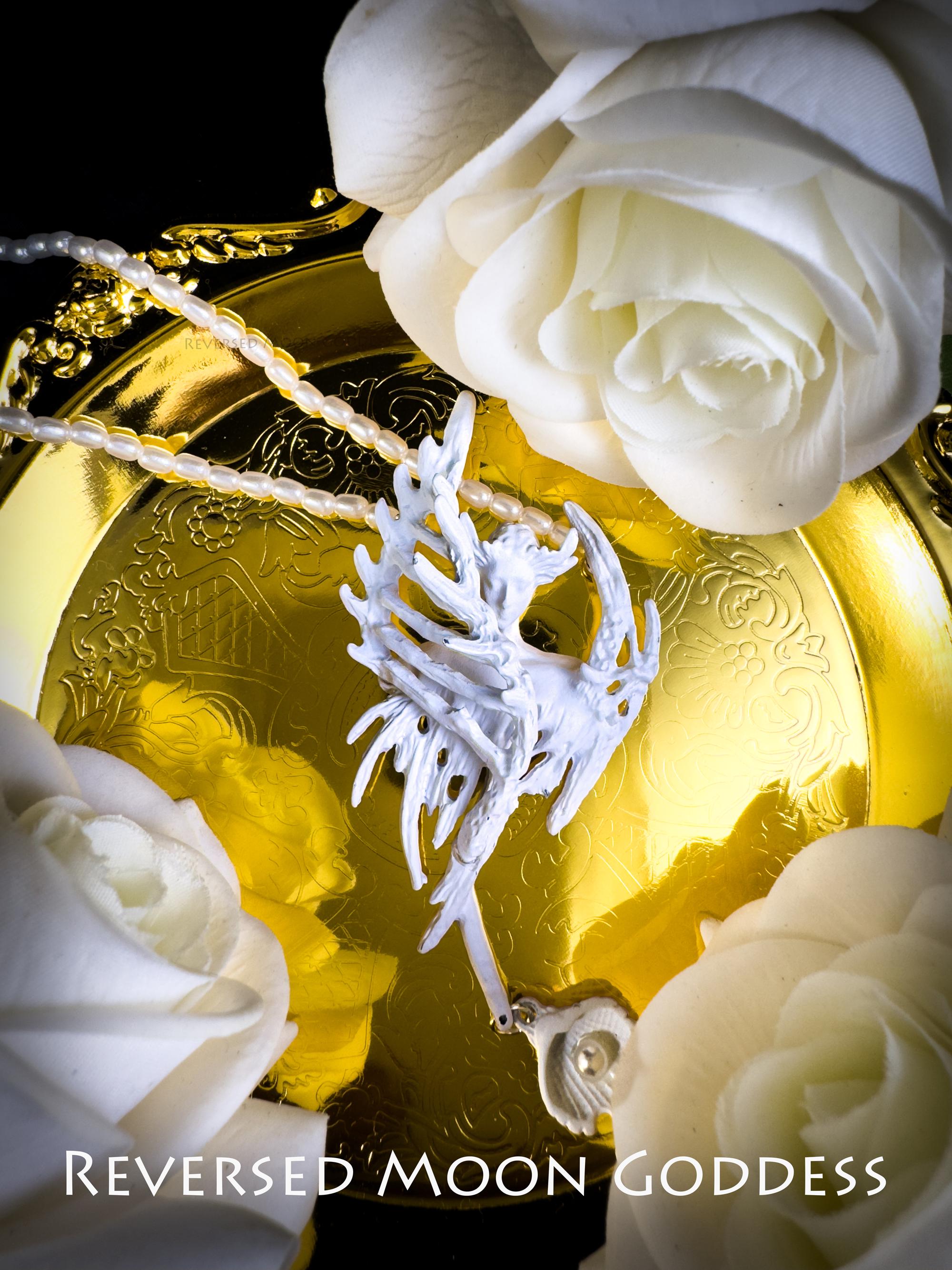 Sea Siren Pendant Necklace: Gothic Pearl Clavicle Chain
