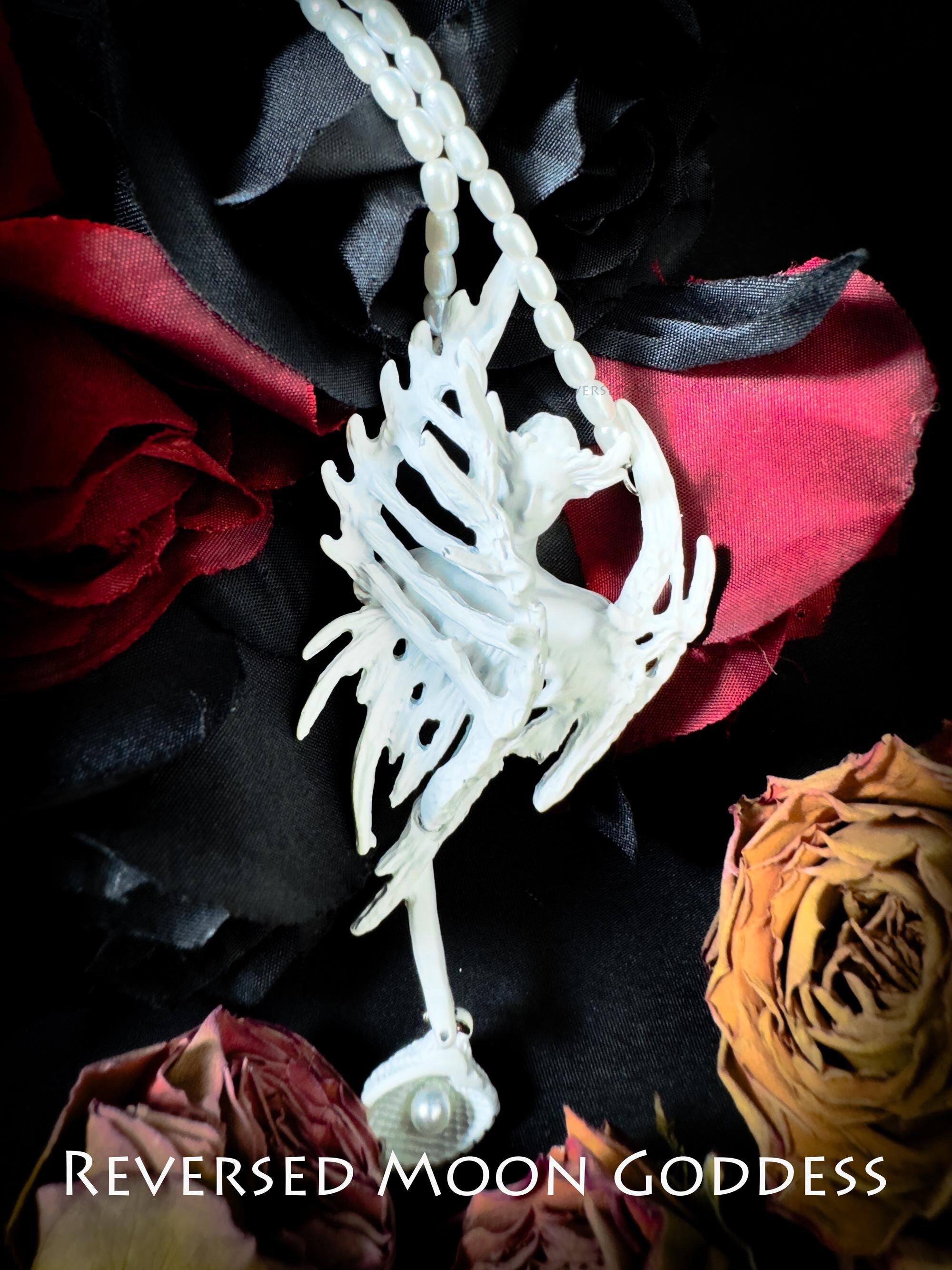 Sea Siren Pendant Necklace: Gothic Pearl Clavicle Chain